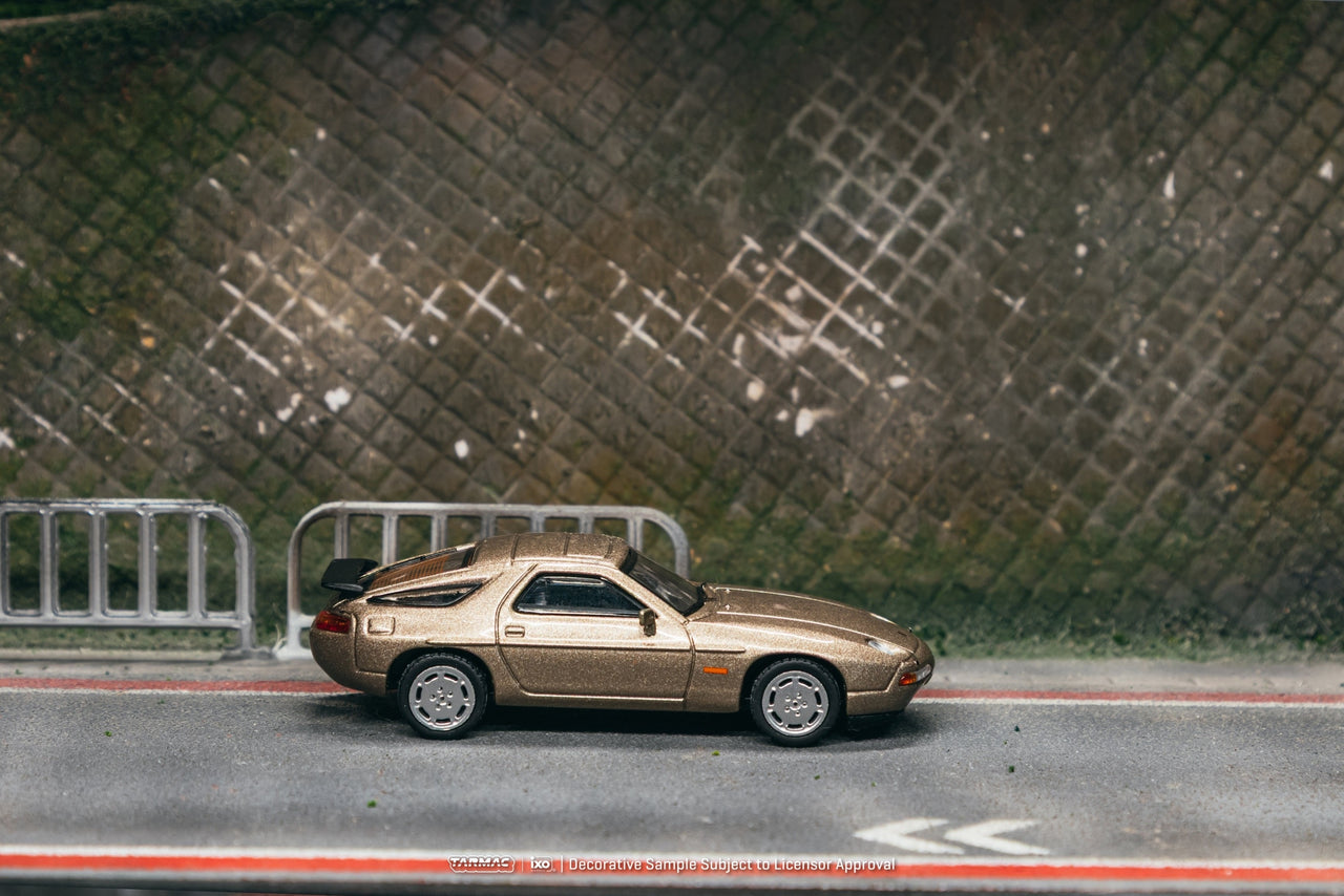 PRE-ORDER Tarmac Works 1:64 Porsche 928 S4, Platinum Metallic