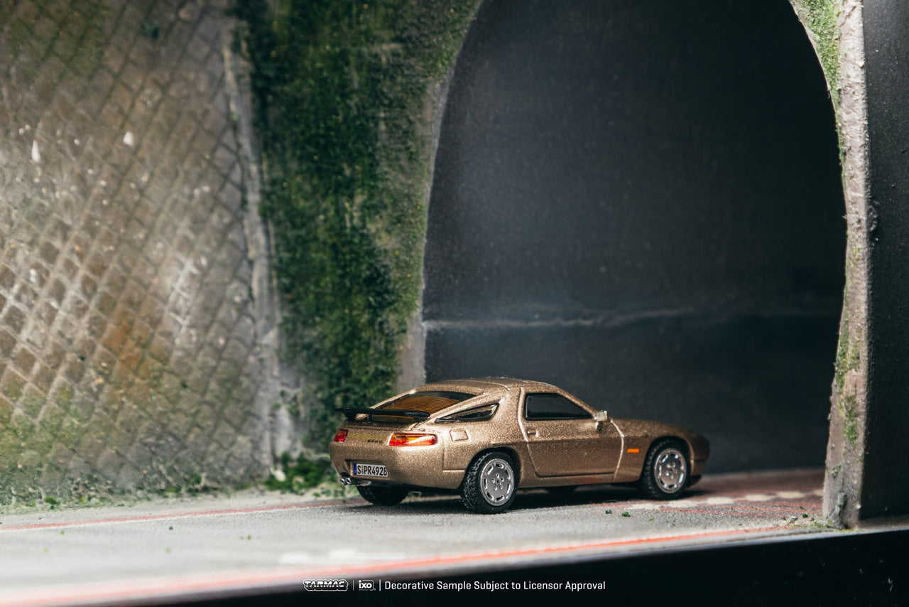 PRE-ORDER Tarmac Works 1:64 Porsche 928 S4, Platinum Metallic