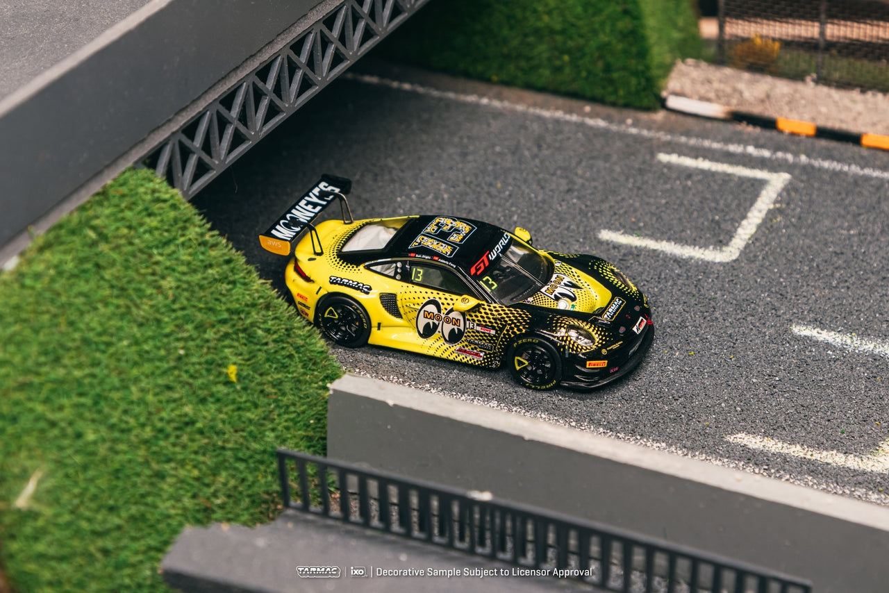Tarmac Works 1:64 Porsche 911 GT3 R, GT World Challenge Asia 2025, Phantom Global Racing w/ Trading Cards